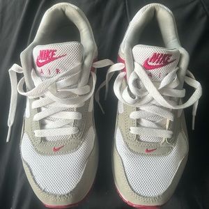 Women Nike sneakers!! Worn a few times just grew out of it